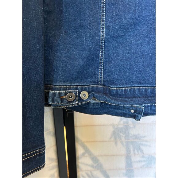 Torrid Women’s Denim Jean Jacket Size 2X Dark Wash Stretch Button Front Pockets - Picture 3 of 9